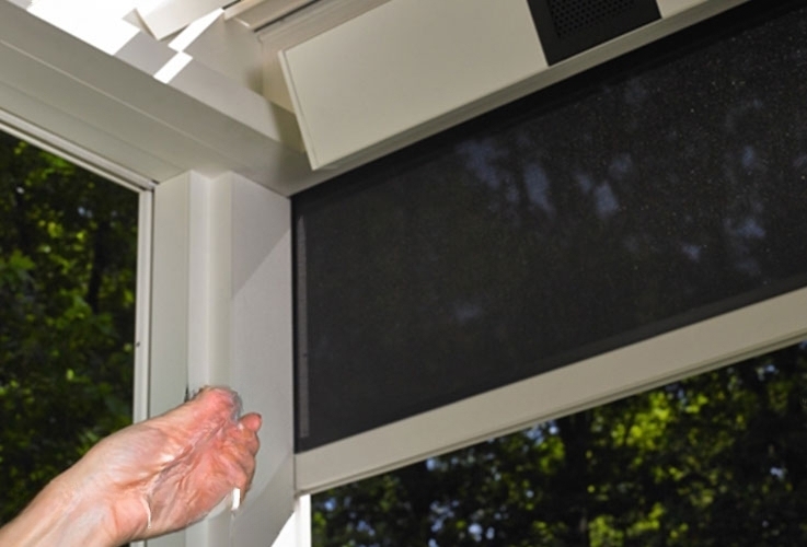 Accione cómodamente su pérgola y todos sus complementos con un
                  mando a distancia